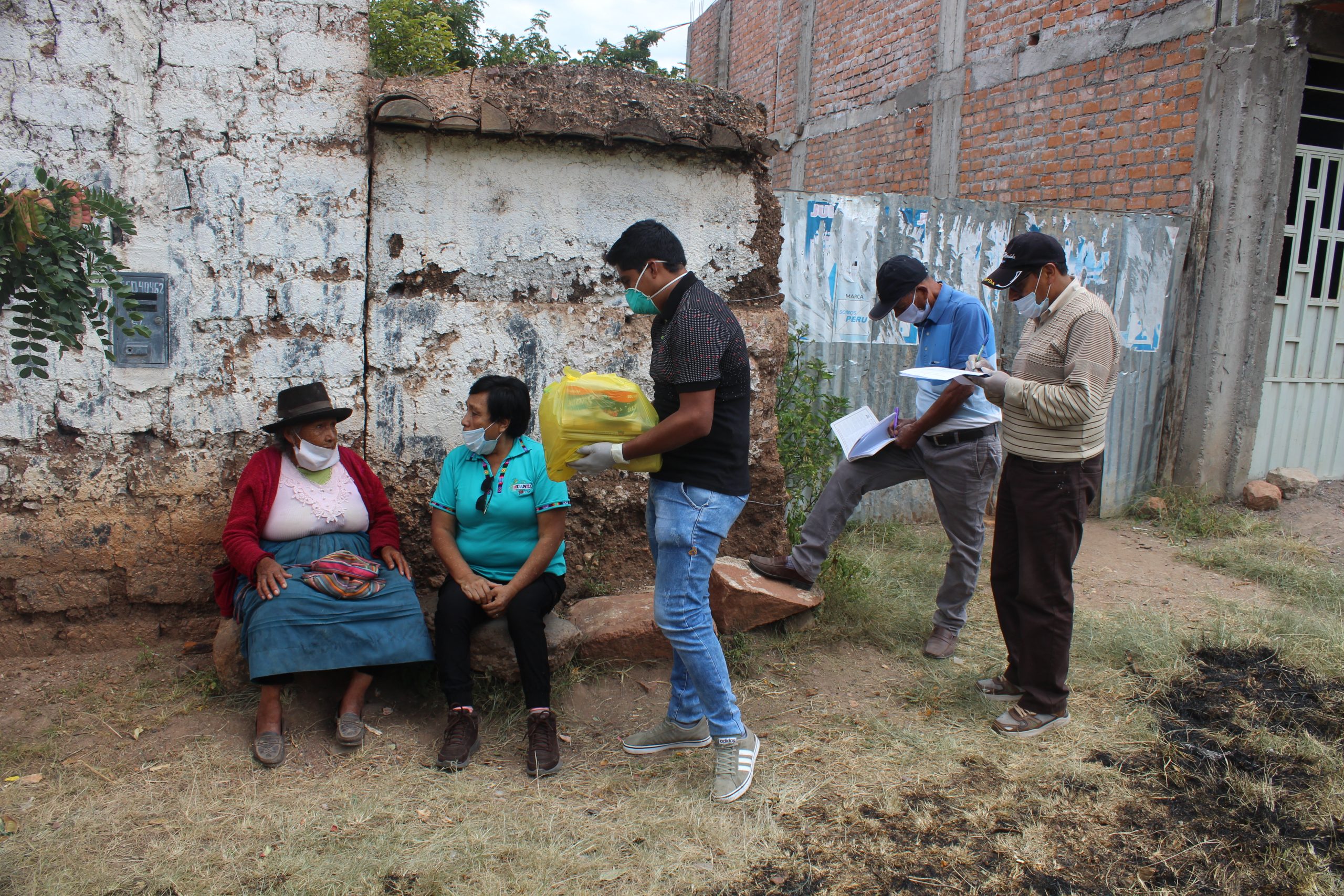 UNAH ENTREGA ALIMENTOS DE PRIMERA NECESIDAD A FAMILIAS VULNERABLES EN INTAY – LURICOCHA.