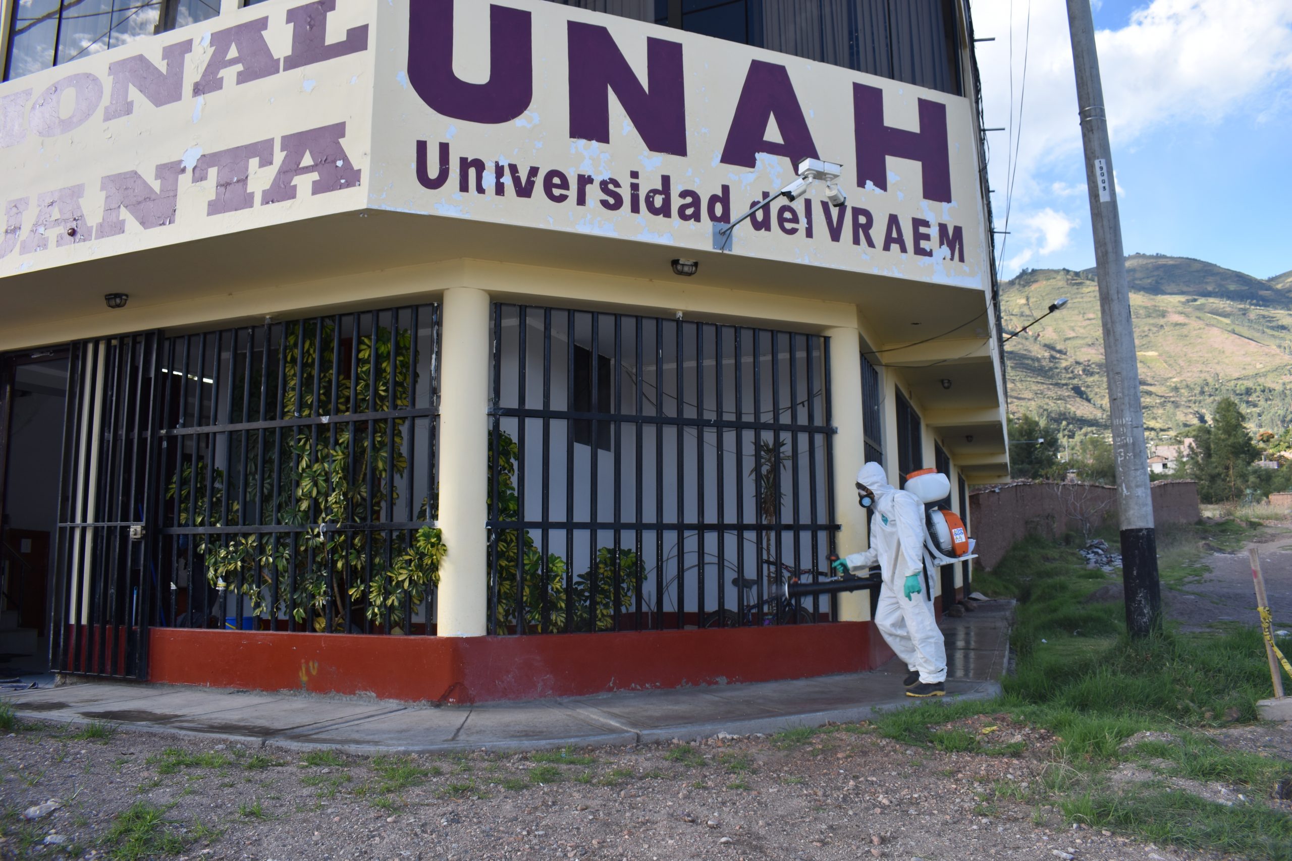 UNAH REALIZA DESINFECCIÓN DEL LOCAL CENTRAL COMO MEDIDA DE PREVENCIÓN FRENTE AL COVID 19