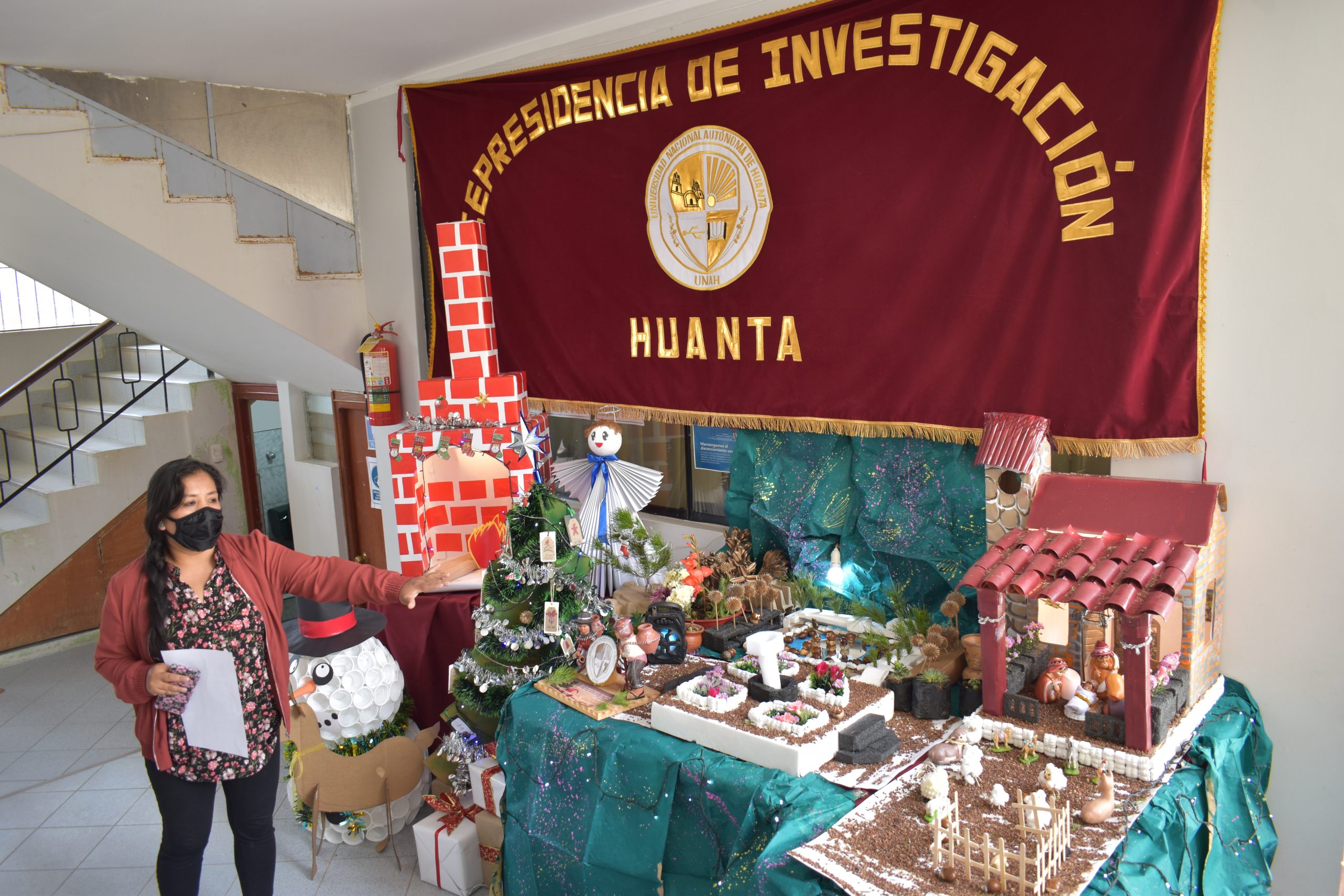 UNAH REALIZÓ CONCURSO INTERNO DE AMBIENTACIÓN NAVIDEÑA CON MATERIALES RECICLADOS.