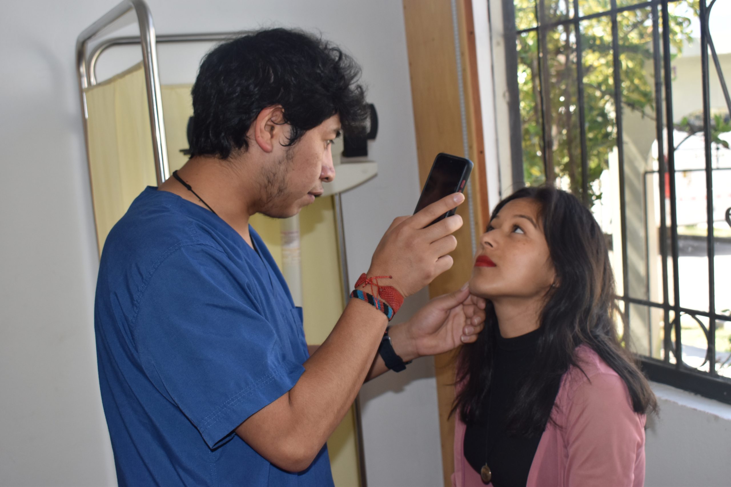 ESTUDIANTES PARTICIPAN DE CAMPAÑA DE SALUD OFTALMOLÓGICA.