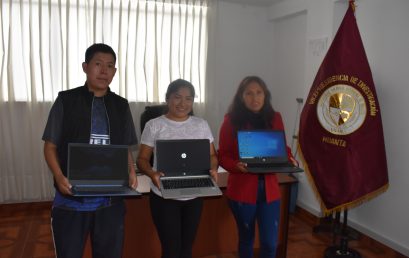 GANADORES DE ARTÍCULOS CIENTÍFICOS RECIBEN UNA LAPTOP DE PREMIO.